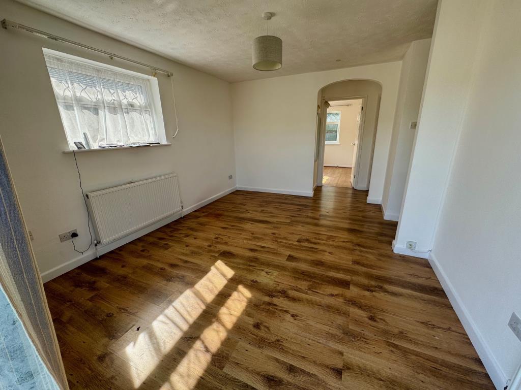 Lot: 108 - DETACHED BUNGALOW WITH STUNNING VIEWS - Living room